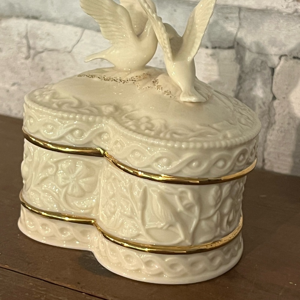 Lenox Doves Of Peace Heart Trinket Box Wings Of Love Intricate Floral Gold Trim - Picture 3 of 7